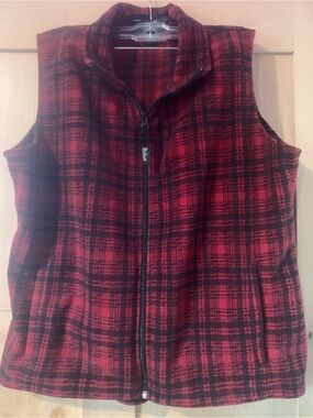 Vintage Women’s Woolrich Red and Black Plaid Zip-Front Fleece Vest ( Hunt )